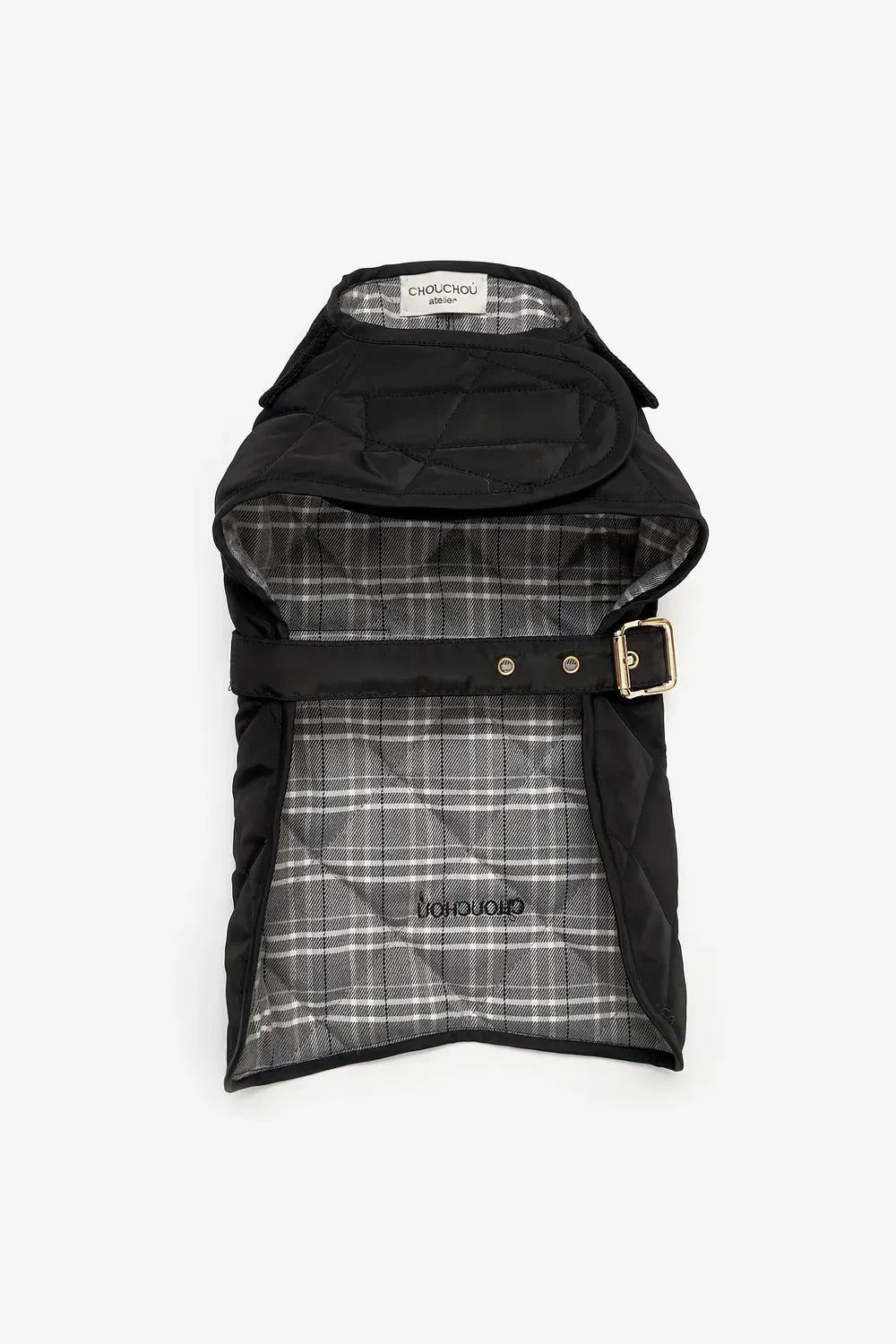 Schwarze Regenjacke für einen Hund