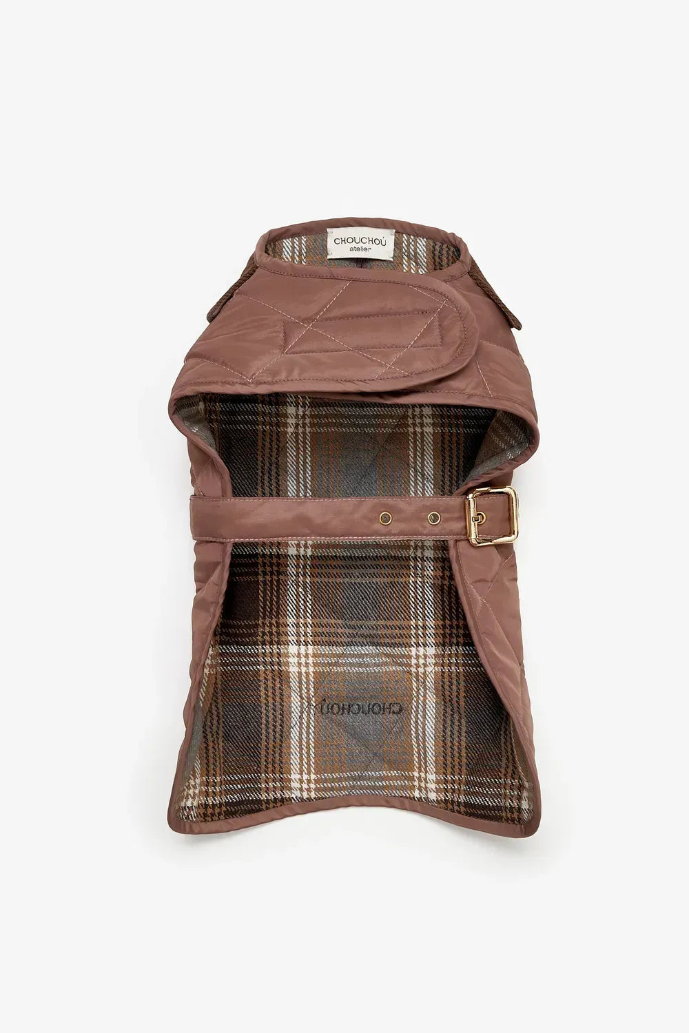 Eine braune Regenjacke für einen Hund in Braun